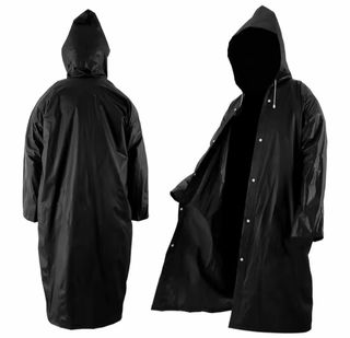 Abrigo impermeable negro con capucha