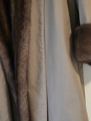 Gabardina visón sintético beige y marrón