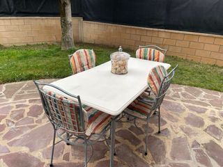 Mesa y 4 sillas de jardín de hierro