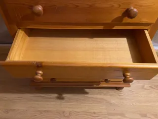 Cómoda de madera con cajones