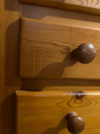 Cómoda de madera con cajones