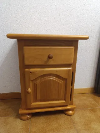 Muebles de madera de pino para dormitorio.
