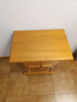Muebles de madera de pino para dormitorio.