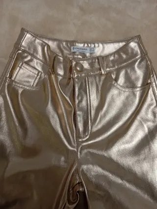 Pantalón efecto piel dorado y estilo bootcut