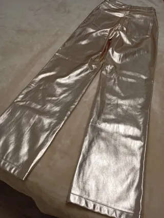 Pantalón efecto piel dorado y estilo bootcut