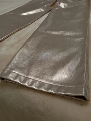 Pantalón efecto piel dorado y estilo bootcut