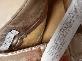 Pantalón efecto piel dorado y estilo bootcut