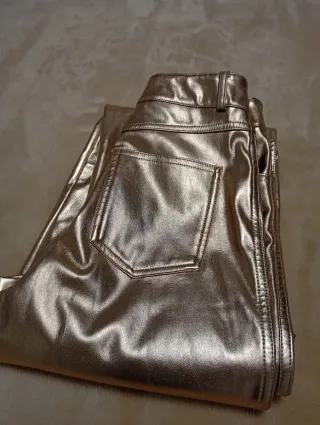 Pantalón efecto piel dorado y estilo bootcut