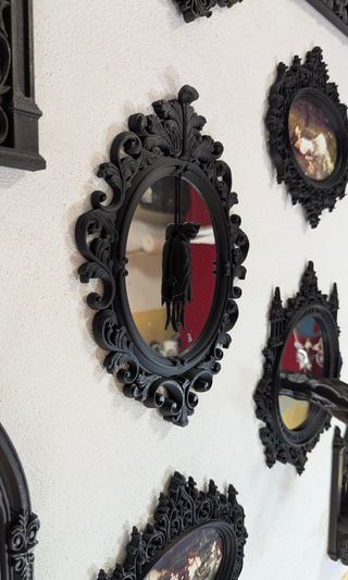 Moldura e espelho com figura enforcado