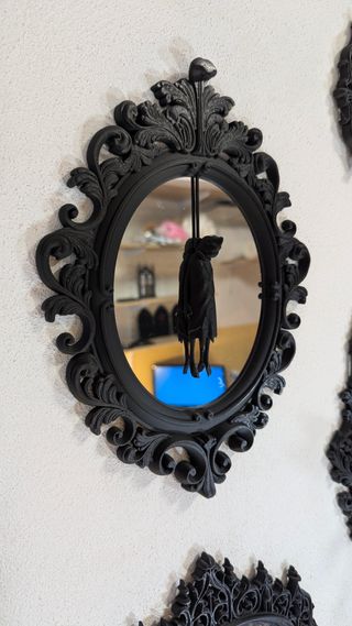 Moldura e espelho com figura enforcado