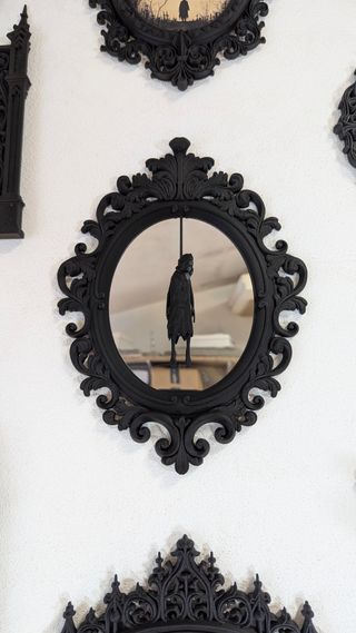 Moldura e espelho com figura enforcado