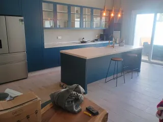 Muebles de cocina azul y plateado