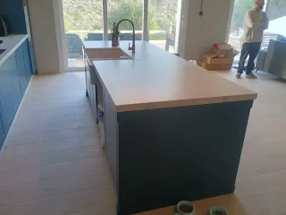 Muebles de cocina azul y plateado