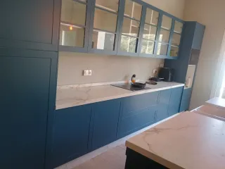 Muebles de cocina azul y plateado