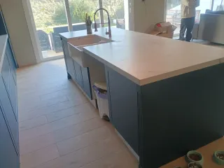 Muebles de cocina azul y plateado