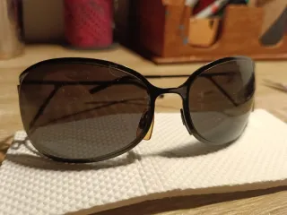 Occhiali da sole neri e marroni