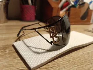 Occhiali da sole neri e marroni