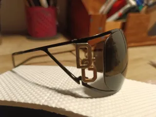 Occhiali da sole neri e marroni