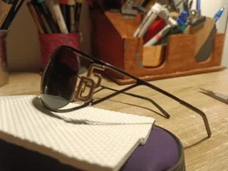 Occhiali da sole neri e marroni