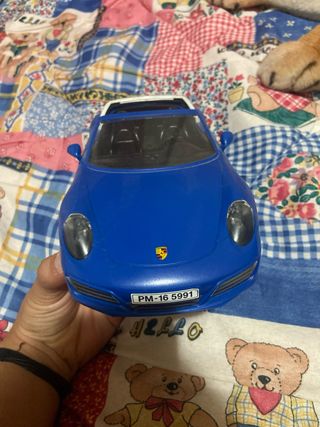 Coche deportivo azul