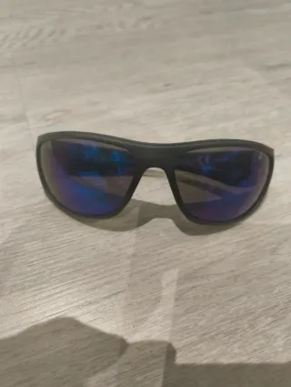 Occhiali da sole neri e blu