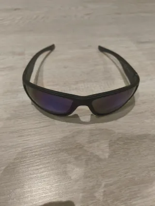 Occhiali da sole neri e blu