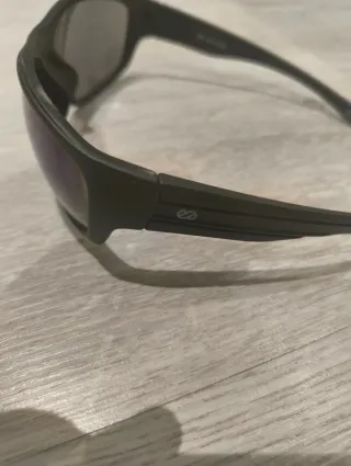 Occhiali da sole neri e blu