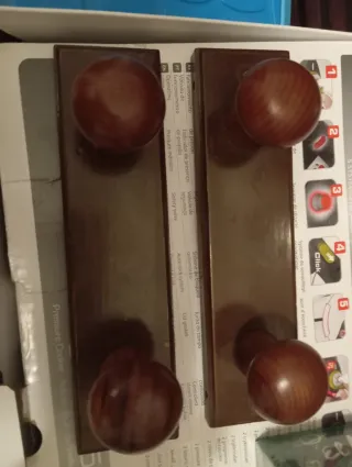 Colgadores de madera marrones