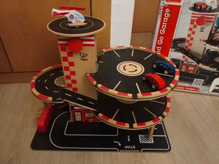 Hape Parking Juego de Garaje de Madera para Coches