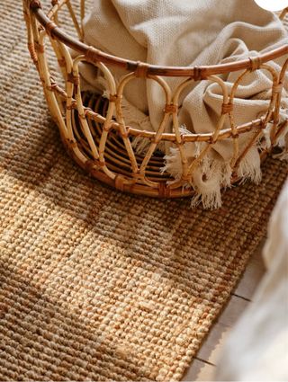 Alfombra de yute beige y marrón