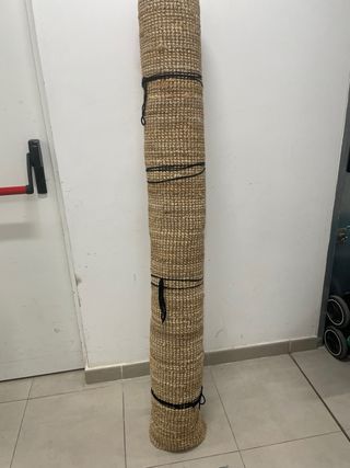 Alfombra de yute beige y marrón