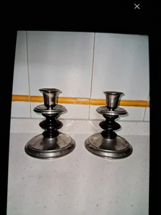 Juego de 2 candelabros de metal y madera.