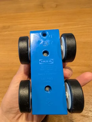 Coche de madera IKEA