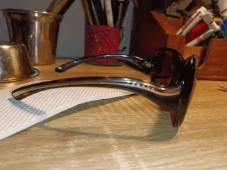 Occhiali da sole neri e marroni