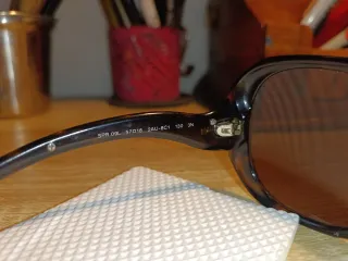 Occhiali da sole neri e marroni