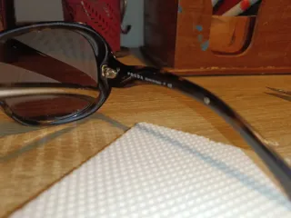 Occhiali da sole neri e marroni