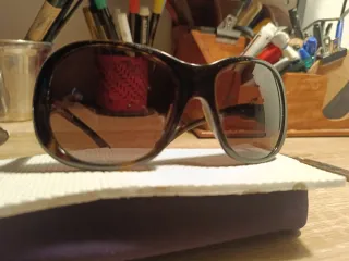 Occhiali da sole neri e marroni