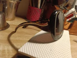 Occhiali da sole neri e marroni