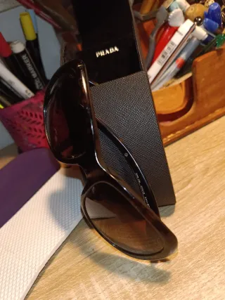 Occhiali da sole neri e marroni