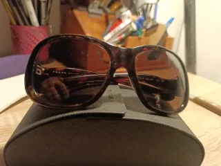 Occhiali da sole neri e marroni