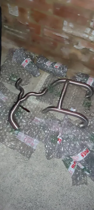 Escapes Moto Guzzi V85TT marca MASS, nuevo.