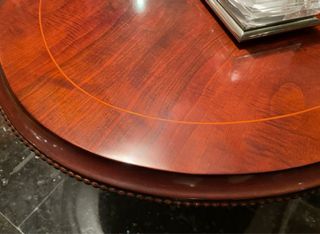 Mesa de centro ovalada de madera clásica