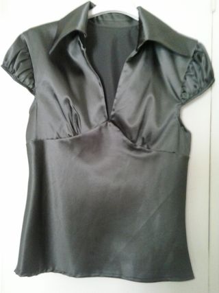 Blusa gris satinada