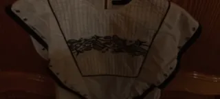 Blusa blanca y negra bordada Talla S