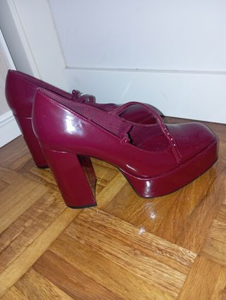 Zapatos de tacón charol granate Stradivarius