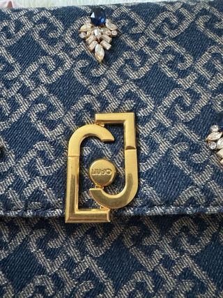 Bolso Liu Jo azul y dorado con pedrería.