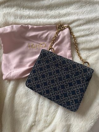 Bolso Liu Jo azul y dorado con pedrería.