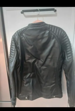 Cazadora efecto piel Zara Talla L