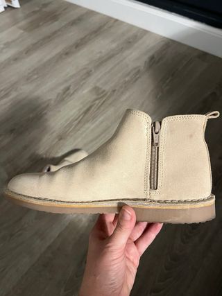 Botines de ante beige con estrella dorada