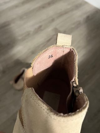 Botines de ante beige con estrella dorada